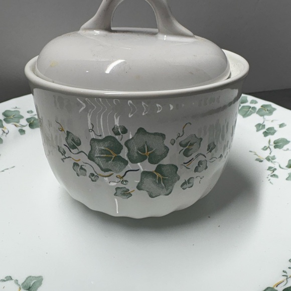 Corelle Elegant Green and White Dinnerware Set. 4 plates and 1 sugar bowl with - Picture 2 of 3